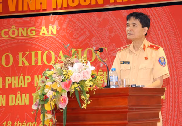 Major General Tran Son Ha - Director of the Traffic Police Department speaking at the workshop.