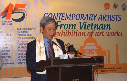 Vietnamese Ambassdor to India Ton Sinh Thanh speaks at the opening ceremony