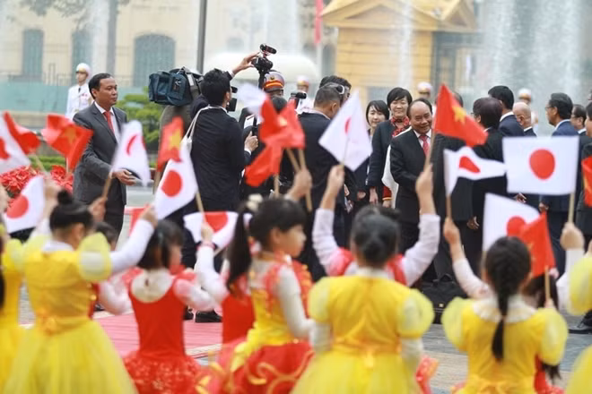 Prime Minister Nguyen Xuan Phuc and his Japanese counterpart meeting children of the welcoming groups