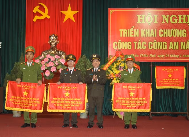 The Phu Vang District Police, PX13 Division, and PC45 Division receiving Emulation Flags "For Fatherland Security” of the basic level