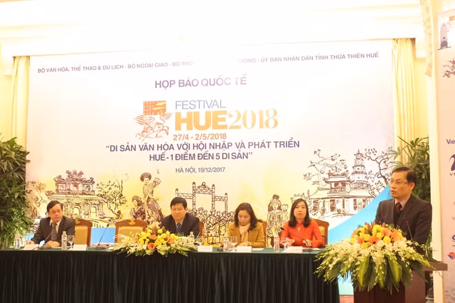 Deputy Minister of Foreign Affairs speaking at the international press conference of the Hue Festival 2018.