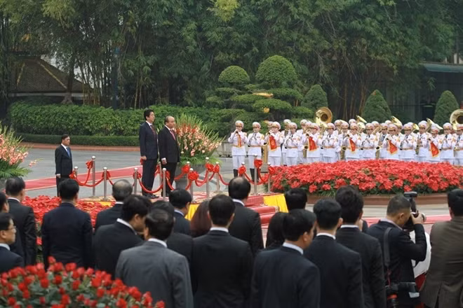 Prime Minister Nguyen Xuan Phuc hosted the official welcome ceremony for Japanese Prime Minister Shinzo Abe