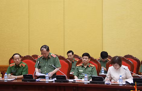 Lieutenant General Hoang Phuoc Thuan speaking at the meeting