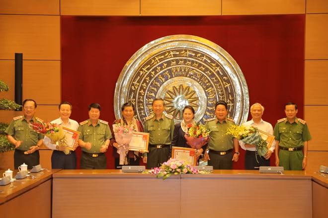 Minister To Lam presenting the medal “For National Security” to National Assembly Chairwoman Nguyen Thi Kim Ngan and National Assembly Vice Chairmen.