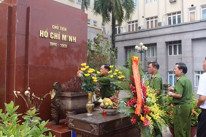 Leaders offering wreath and incense.