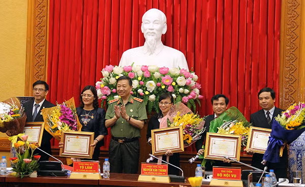 Senior Lieutenant General To lam presenting medals of National Security Protection to excellent representatives of MoET