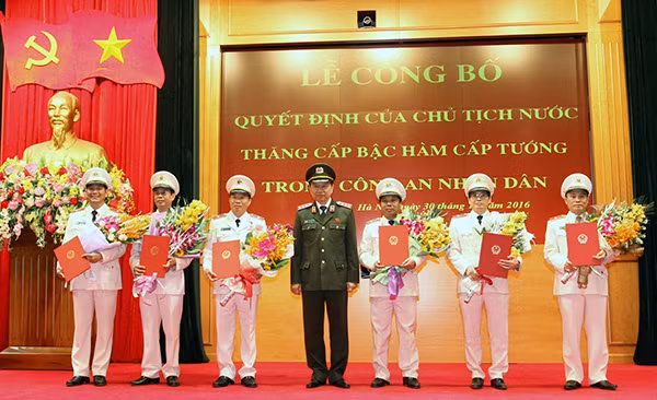 Minister To Lam handing over Decision to the promoted senior officers Minister To Lam handing over Decision to the promoted senior officers