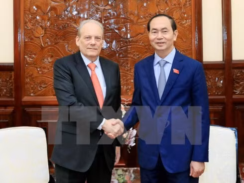 President Tran Dai Quang (R) and outgoing Uruguayan Ambassador to Vietnam
