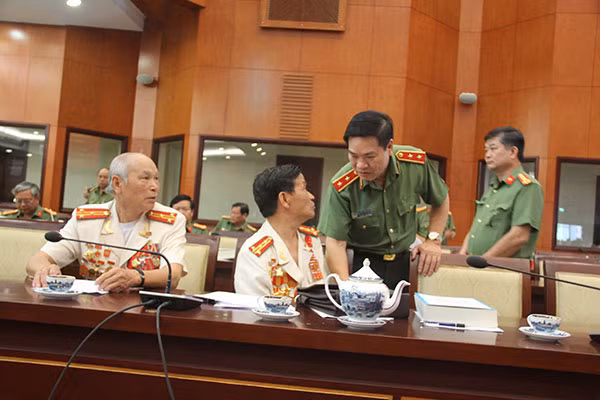 Lieutenant General Nguyen Xuan Muoi, Deputy Director of the General Department of Politics talking with participants. Lieutenant General Nguyen Xuan Muoi, Deputy Director of the General Department of Politics talking with participants.
