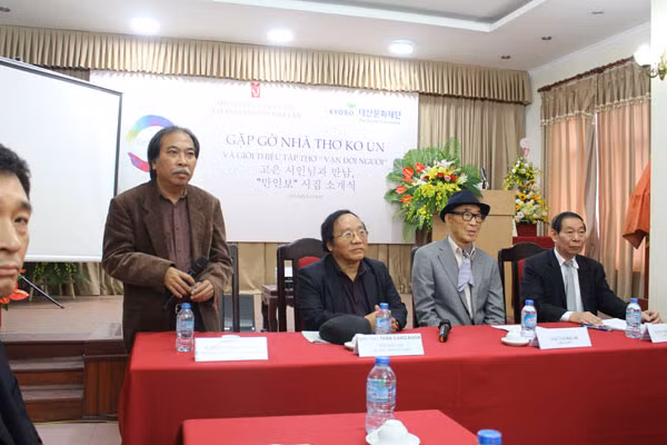 Poet Nguyen Quang Thieu speaking at the event