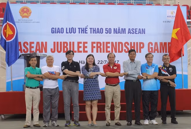 Deputy Minister Nguyen Quoc Dung and representatives of ASEAN countries’ embassies in Hanoi.