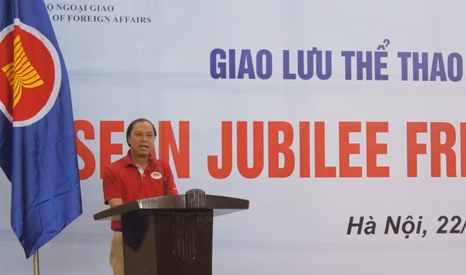 Deputy Minister of Foreign Affairs Nguyen Quoc Dung speaking at the event.