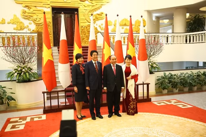 The two Prime Ministers and their two spouses taking picture together at the Governmental Office