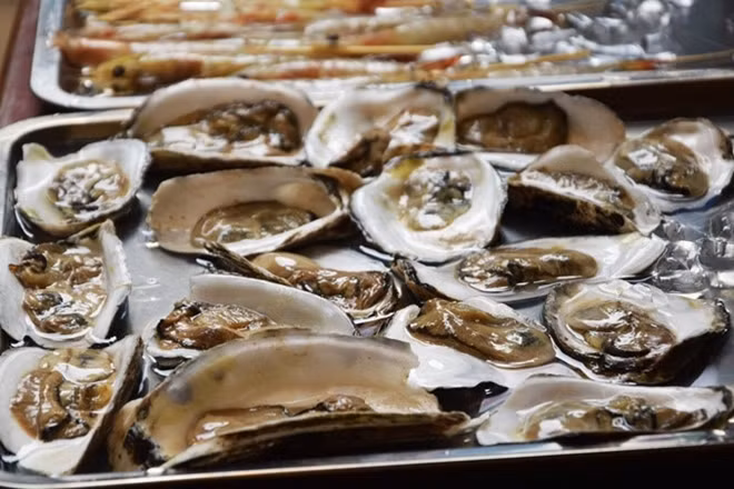 Sixty stands sell popular dishes of different regions, for example Can Gio with fresh seafood.