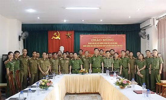 Participants of the two countries at the meeting.