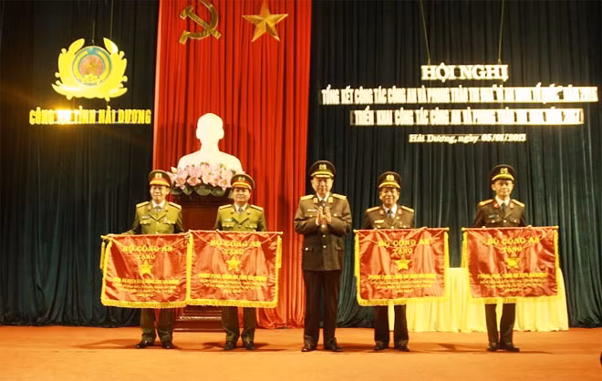 Minister To Lam handing over emulation flags to excellent organizations