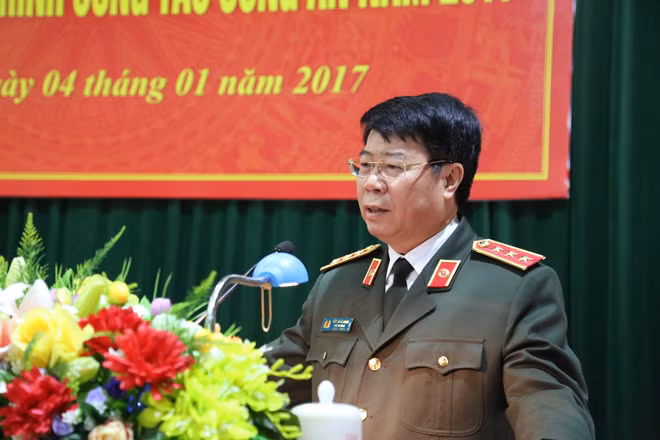 Senior Lieutenant General Bui Van Nam, Deputy Minister of Public Security speaking at the working session