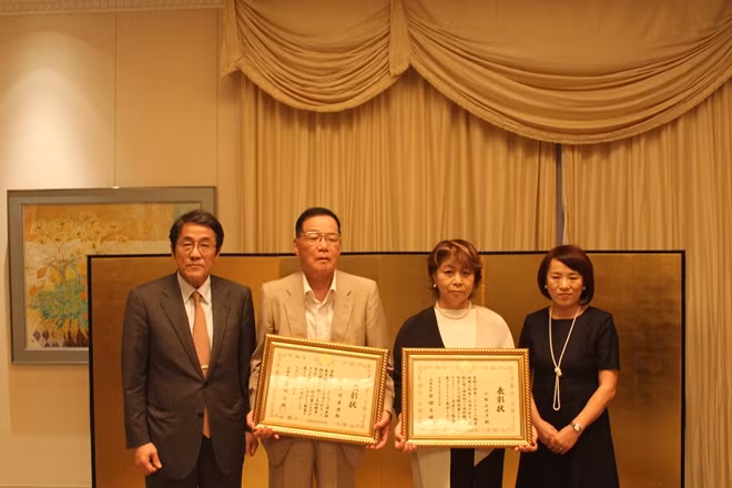 Mr. Umeda presenting the Certificates of Merit from the Japanese Foreign Minister to Ms. Komatsu Miyuki and Mr. Ichimura Yasuo.