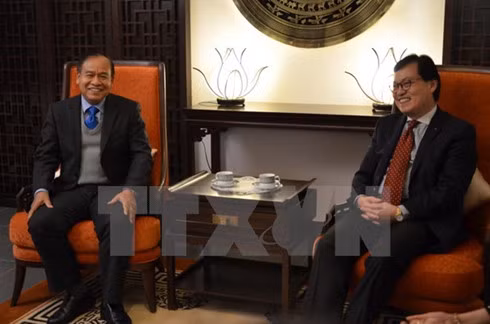 Ambassador Duong Chi Dung and his Lao counterpart Khan-Inh Khitchadeth