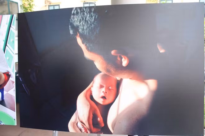 BABY AND HIS DAD SUNBATHING Photo: Ho Thi Dieu Linh Mother Linh took this photo on a February morning. In the picture, father Ve is sunbathing his son, Bon. With all love for the son, the father wishes the son good health and fast growth.