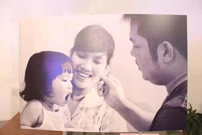 ALL FOR YOU Photo: Nguyen Khoa Huy As parents, everyone always wants to do the best for their children in any circumstances so they seek appropriate approaches to rear and teach their children from their birth to adulthood.