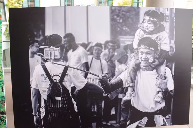 SELFIE Photo: Nguyen Chi Chinh The joy of a family participating in the "Hanoi Runs For Children 2016", a meaningful charitable and social activity, aiming to raise fund for children with cancer and congenital heart disease.