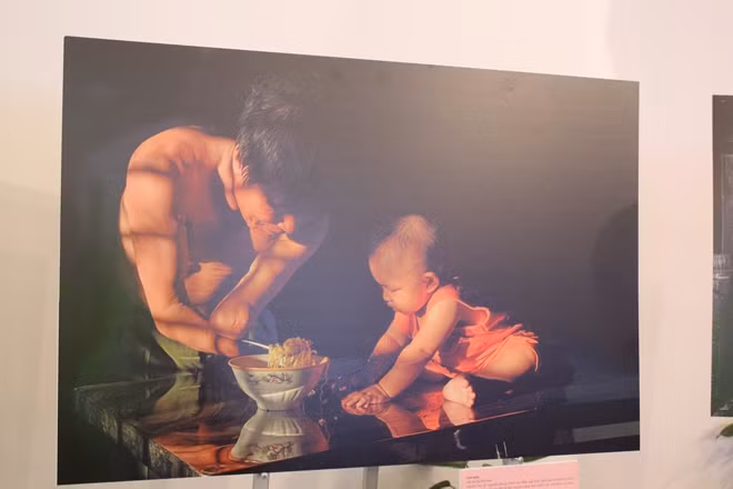 MY BABY Photo: Tran Van Tuy A disabled father is taking care for his child.