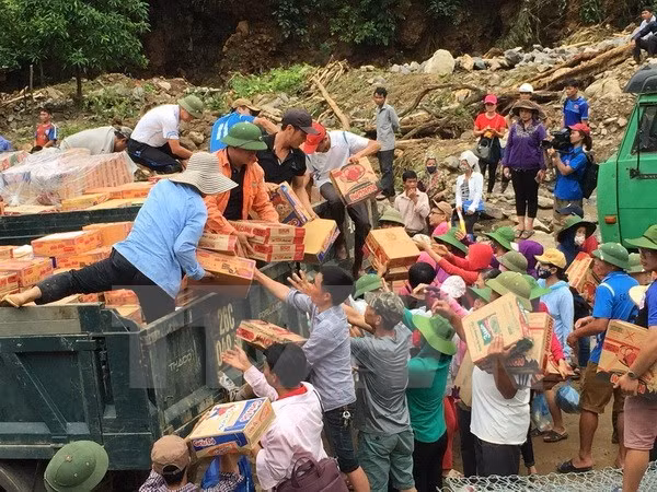 Delivery relief aids to flood-hit locals in Nam Pam commune of Son La Photo: VNA.