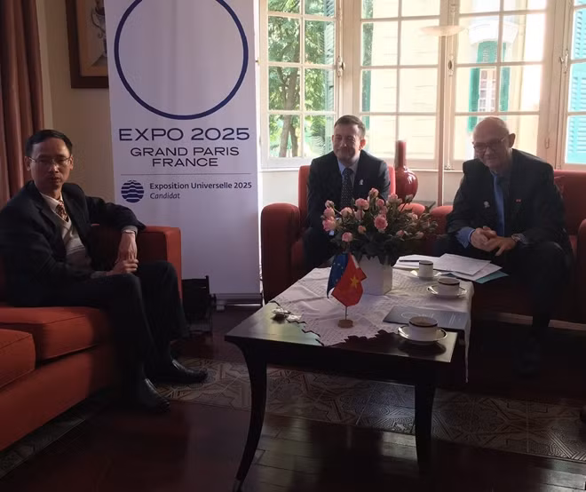 Pascal Lamy, former General Director of WTO and French Ambassador to Vietnam Bertrand Lortholary at the meeting.