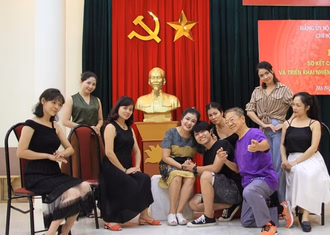 Director Chua Soo Pong with actors at the rehearsal