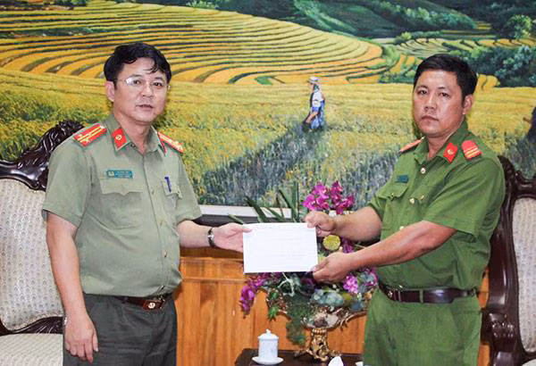 Sergeant Major Ly Phuy Chong receiving VND 50 million from the donation of the Motorola Solutions Foundation.