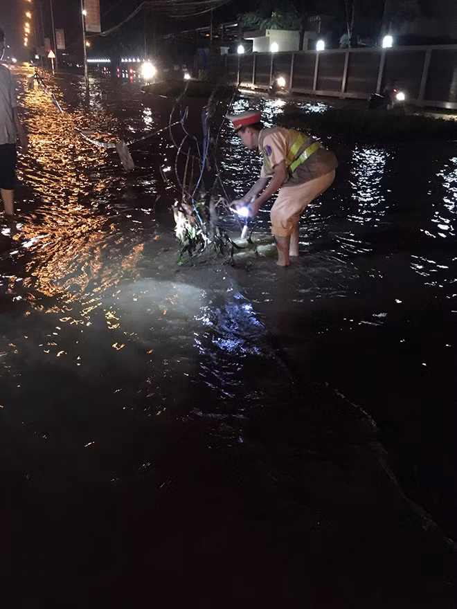 At about 9pm on October 11, the traffic team was reported that the road section from km 424 to km 424+400 was flooded due to heavy rains, causing large traffic congestions.