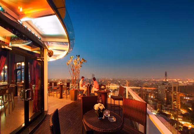 From its perch on the 20th floor of the Pan Pacific Hotel on Thanh Nien Street, at the Bar Summit Lounge couples can overlook West Lake (Ho Tay) and enjoy fresh air.