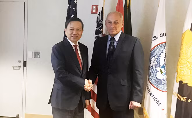Minister To Lam (L) and the US Secretary of Homeland Security John Kelly (R).
