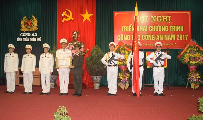 On behalf of the State President, Lieutenant General Nguyen Van Son presenting the second class Fatherland Defense Order to two police units: the Economic Police Division (PC46)