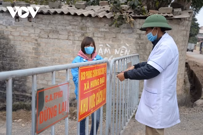 Barriers have been erected at the entrance to Kim Dien village in Chi Linh city to prevent locals entering or going out from the locality.