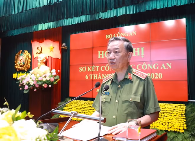 Minister To Lam speaks at the event.