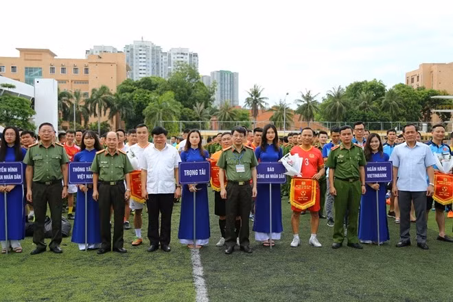 Senior delegates and the participating teams.