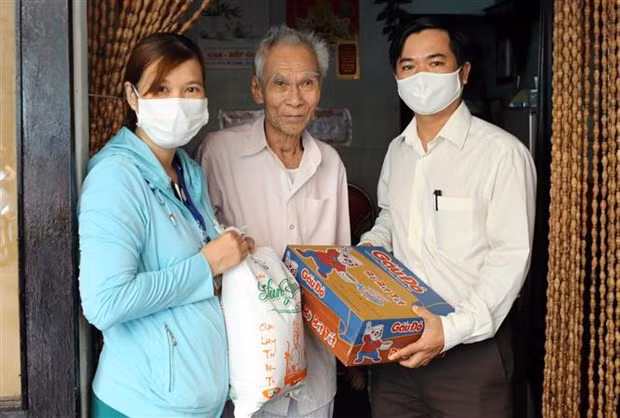 Local authorities present aid to a senior citizen in Da Nang's Hai Chau district (Photo: VNA)