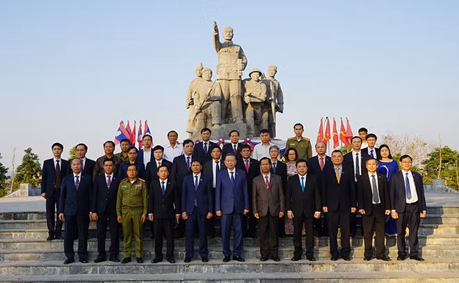 Minister To Lam and the visiting high-ranking delegation at the Ho Chi Minh Relic Site.