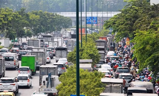 Long crowded queues of vehicles on Pham Van Dong street leading to Tan Son Nhat international airport in HCM City. (Source: VNA) Long crowded queues of vehicles on Pham Van Dong street leading to Tan Son Nhat international airport in HCM City. (Source: VNA)