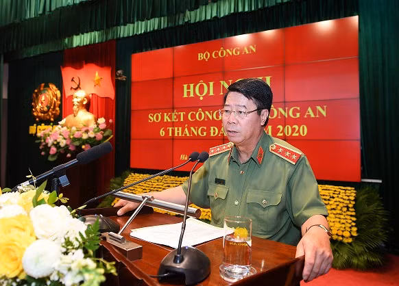 Deputy Minister Bui Van Nam delivers a summary report on the task performance of the Public Security Forces over the first half of 2020 and rolls out a working plan for the second half.