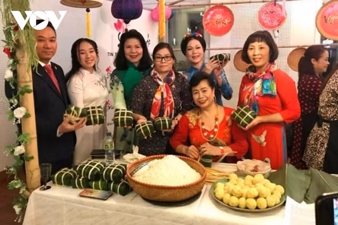Vietnamese expatriates gather to prepare for a traditional lunar New Year festival or Tet.