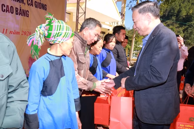 Minister To Lam presents gifts to local people.