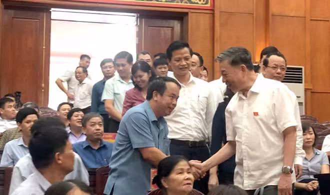 Minister To Lam meets voters.
