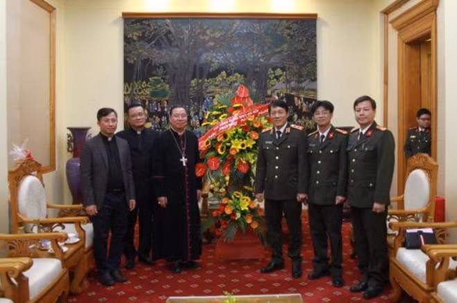 Archbishop of Hanoi visits Ministry of Public Security ahead Lunar New Year ảnh 1