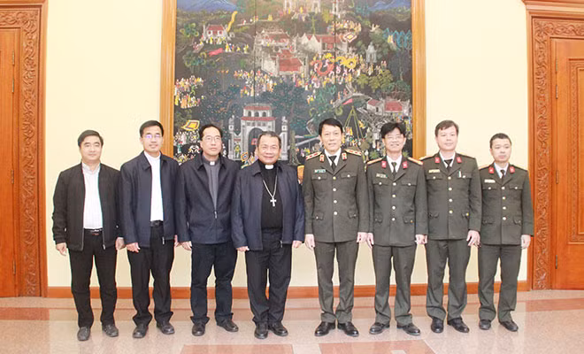 Deputy Minister Luong Tam Quang, Bishop Chau Ngoc Tri and other delegates at the meeting.