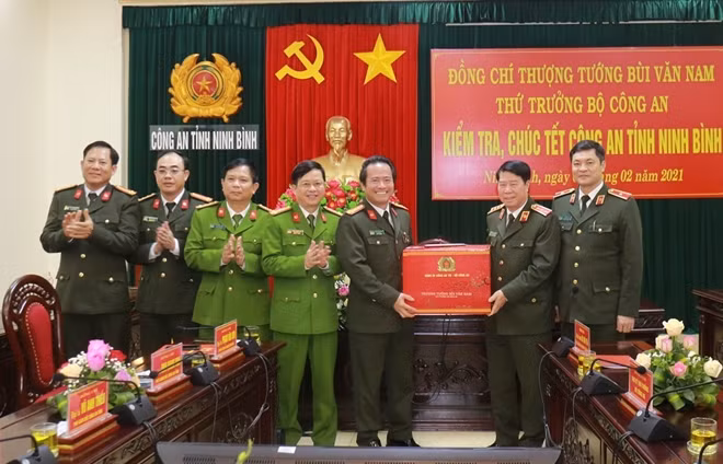 Deputy Minister Nam presents gifts to the police of Ninh Binh province.