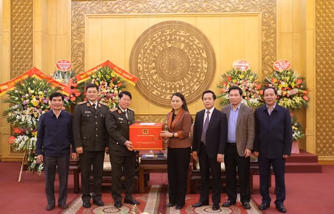 Senior Lieutenant General Bui Van Nam presents gifts to the Ninh Binh Provincial Party Committee.