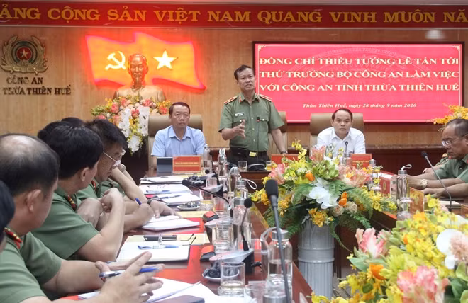 Deputy Minister Le Tan Toi speaks at the meeting.